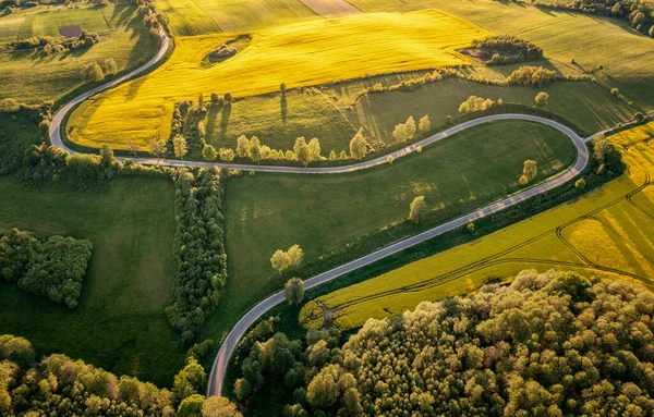 Luftaufnahme Einer Kurvenreichen Straße Durch Die Masurische Landschaft Bei Sonnenuntergang Stockfoto