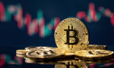 Odaklanmamış hisse senedi grafiğinin üzerinde fotokopi alanı ile altın bitcoin