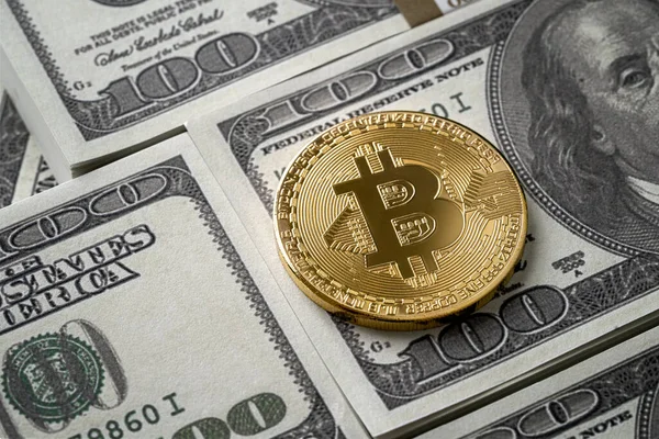 Glänzend Goldene Bitcoin Münze Über Dollarscheine Mit Kopierplatz Stockfoto