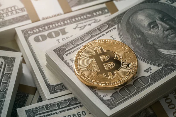 Glänzend Goldene Bitcoin Münze Über Dollarscheine Hintergrund Mit Kopierraum lizenzfreie Stockbilder