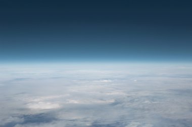 Bulutların üstünde gökyüzü