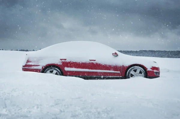 Carro vermelho na neve — Fotografia de Stock