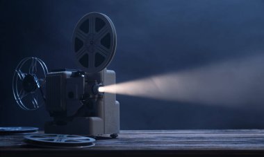 Kopya alanı ile çalışan eski film projektörü