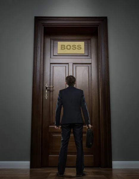 Biznesmen stojąc przed drzwiami — Zdjęcie stockowe