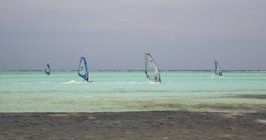 Gölde dinmesini Rüzgar Sörfü