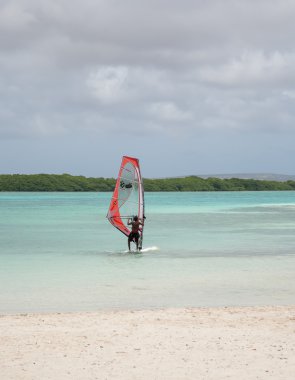 Gölde dinmesini Rüzgar Sörfü