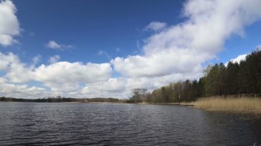Riga Letonya Gölü dalgalar gökyüzü bulutlar yaz 