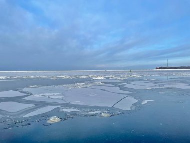 Baltık Denizi kış plajı Daugavgriva Letonya