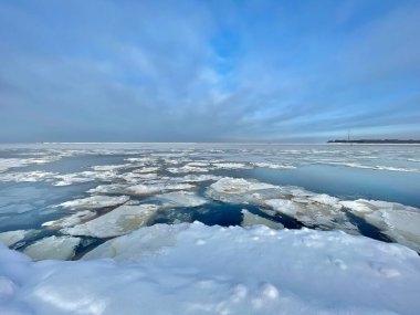 Baltık Denizi kış plajı Daugavgriva Letonya