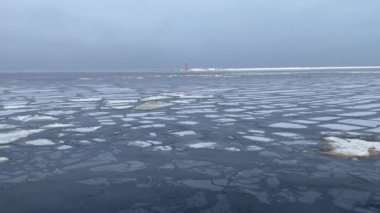 Baltık Denizi kış plajı Daugavgriva Letonya