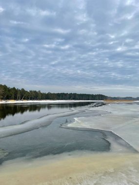 Baltık Denizi kış karlı sahil plajı Etova Letonya