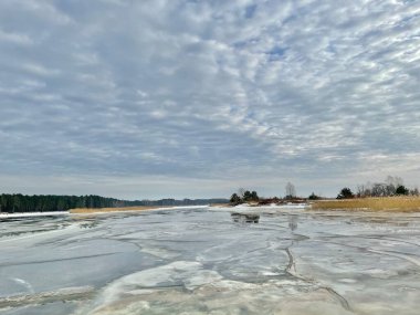 Baltık Denizi kış karlı sahil plajı Etova Letonya