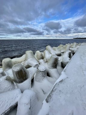 Baltık Denizi kış sahili Daugavgriva iskelesi Letonya
