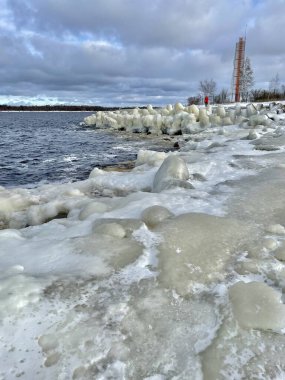 Baltık Denizi kış sahili Daugavgriva iskelesi Letonya