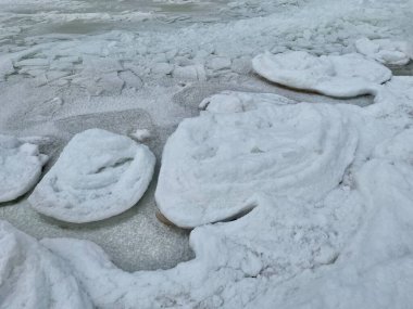 Baltık Denizi kış sahili Daugavgriva iskelesi Letonya