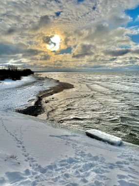 Baltık Denizi kış sahili Daugavgriva iskelesi Letonya