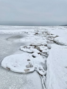 Baltık Denizi kış sahili Daugavgriva iskelesi Letonya