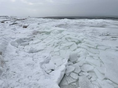 Baltık Denizi kış sahili Daugavgriva iskelesi Letonya