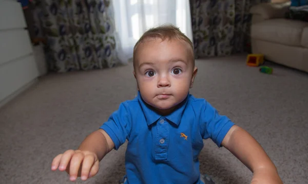 Vrij kleine babyjongen — Stockfoto