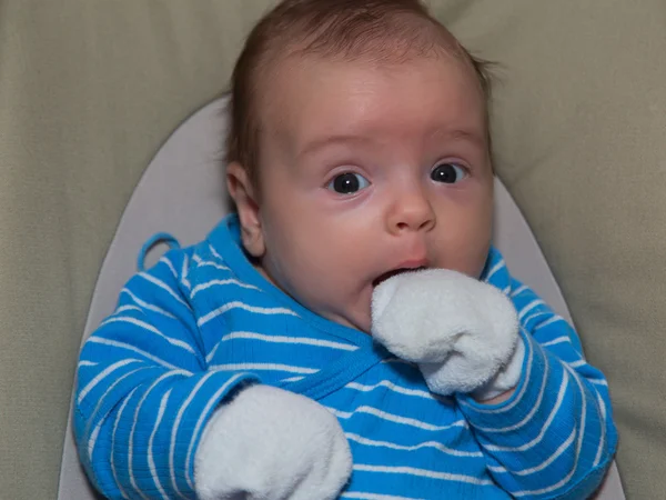 Bastante pequeño bebé niño — Foto de Stock