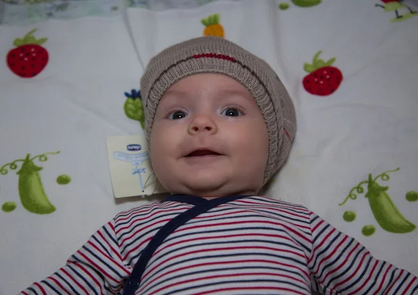 Menino pequeno bonito — Fotografia de Stock