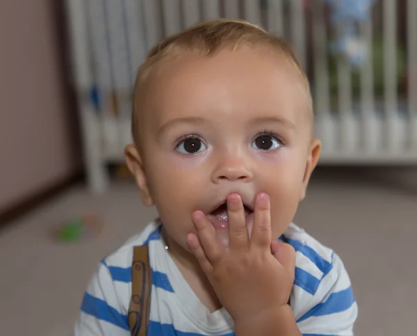 Menino pequeno bonito — Fotografia de Stock