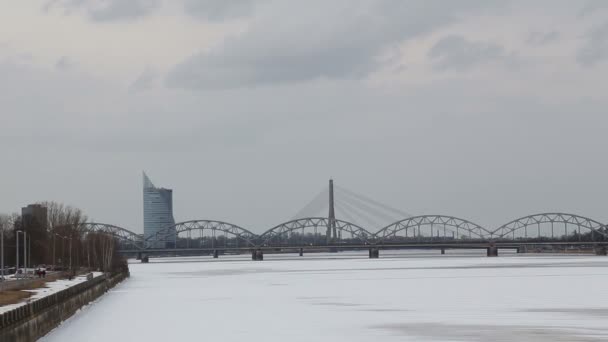 Рига річка зима із видом на місто 1080 р — стокове відео