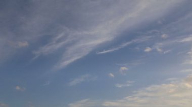 Bulutlar hızlı hareket gökyüzü