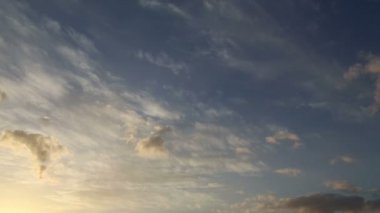 Bulutlar hızlı hareket gökyüzü