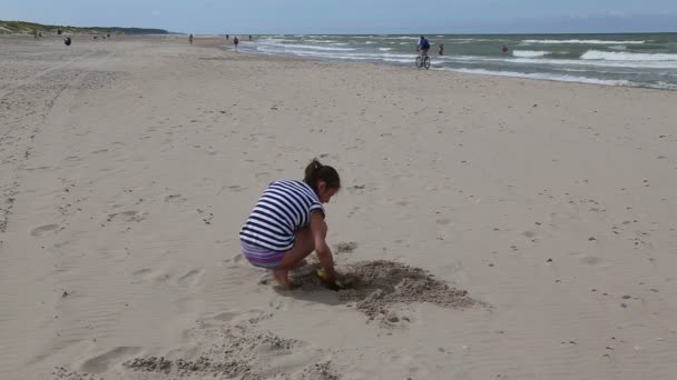 Menina com areia praia do mar Báltico — Vídeo de Stock