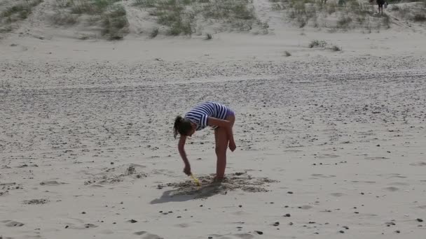 Menina com areia praia do mar Báltico — Vídeo de Stock