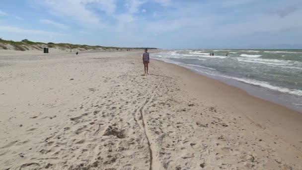 Running Girl Baltic sea coast — Stock Video