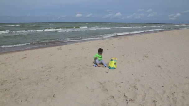 Menina com areia praia do mar Báltico — Vídeo de Stock