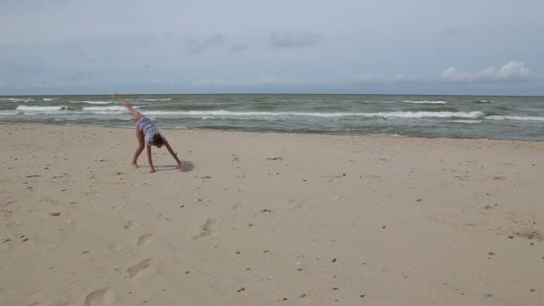 Wirowanie koła koszyka dziewczyna Morzem Bałtyckim — Wideo stockowe
