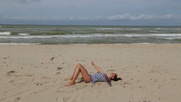 Menina com areia praia do mar Báltico — Vídeo de Stock