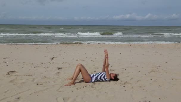 Menina com areia praia do mar Báltico — Vídeo de Stock