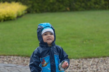 Çok güzel bir bebek çocuk yağmur altında