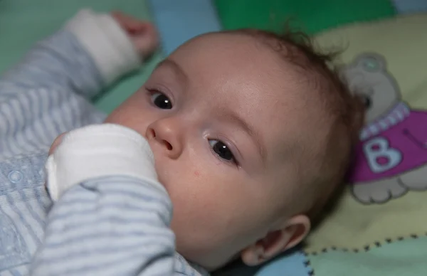 Bastante pequeño bebé niño — Foto de Stock