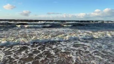 Baltık deniz plajı yaz dalgaları jurmala latvia