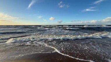 Baltık deniz plajı yaz dalgaları jurmala latvia