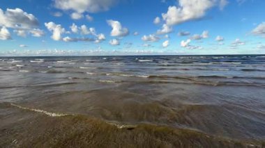 Baltık deniz plajı yaz dalgaları jurmala latvia