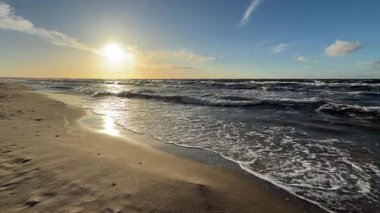 Baltık deniz plajı yaz dalgaları jurmala latvia