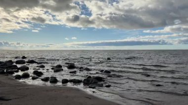 Baltık deniz plajı yaz dalgaları jurmala latvia