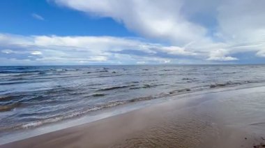Baltık deniz plajı yaz dalgaları jurmala latvia