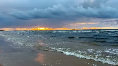 Baltık deniz plajı yaz dalgaları jurmala latvia