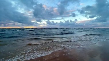 Baltık deniz plajı yaz dalgaları jurmala latvia