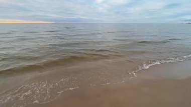 Baltık deniz plajı yaz dalgaları jurmala latvia