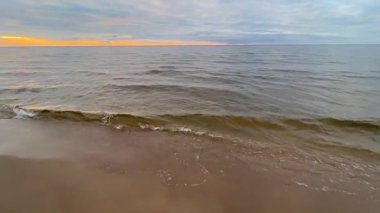 Baltık deniz plajı yaz dalgaları jurmala latvia