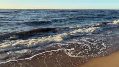 Baltık deniz plajı yaz dalgaları jurmala latvia