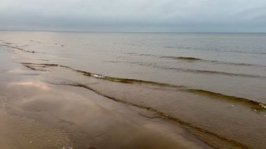 Baltık deniz plajı yaz dalgaları jurmala latvia